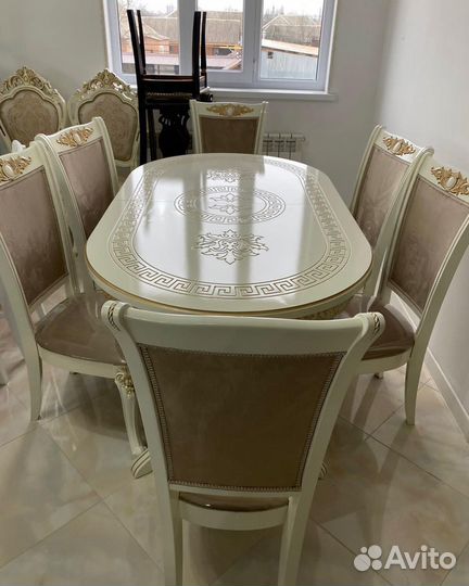 Стол и стулья