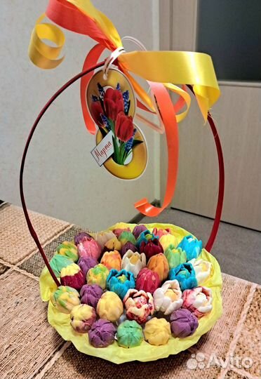 Подарки шоколадных тюльпанов в корзинах