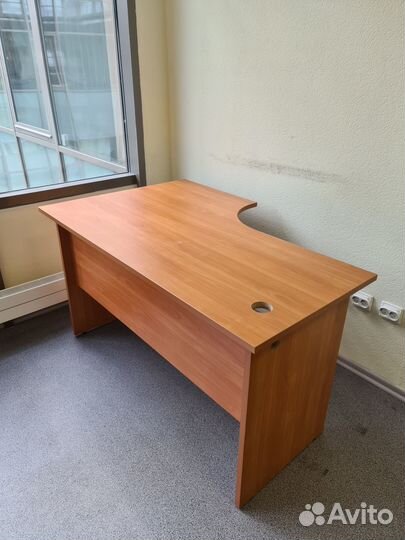 Офисные столы угловые с тумбой