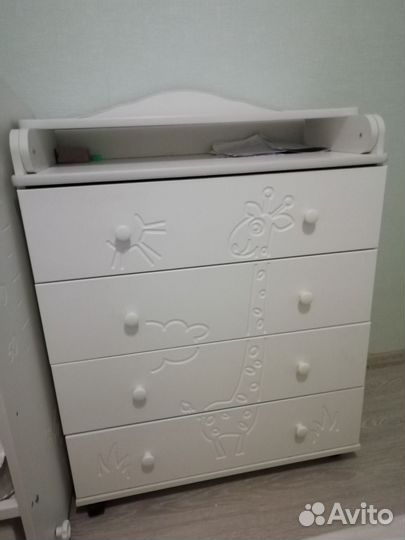 Детская кровать и комод с пеленальным столиком