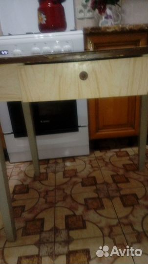Стол кухонный