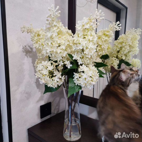 Букет цветов сирень в вазе с имитацией воды