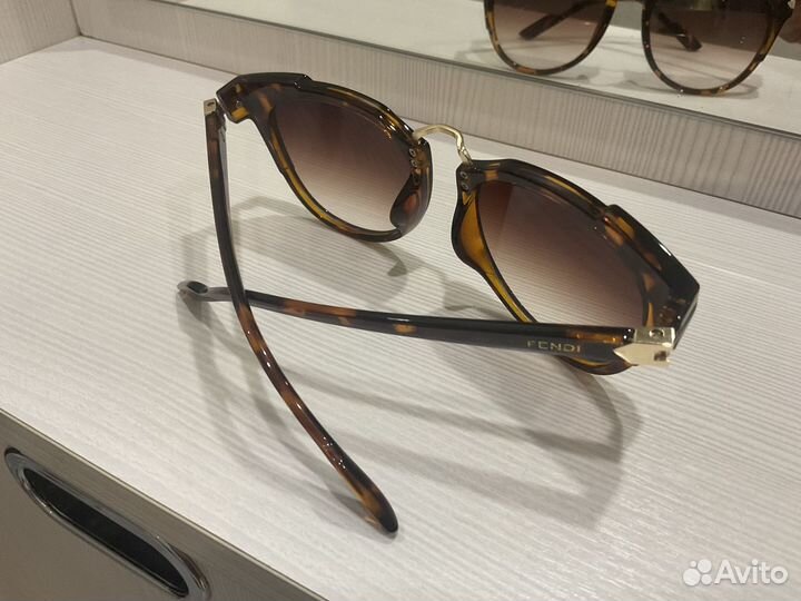 Солнцезащитные итальянские очки fendi