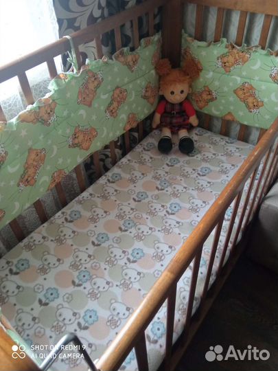 Детская кроватка с маятником
