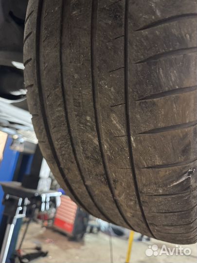 Michelin Pilot Sport 4 245/40 R19 и 275/35 R19 101Y