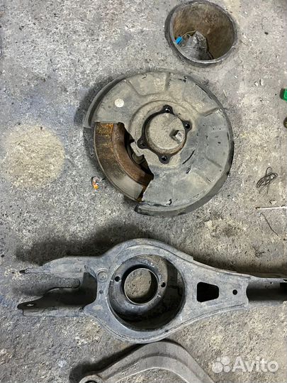 Задняя левая ступица с тормозным диском в сборе