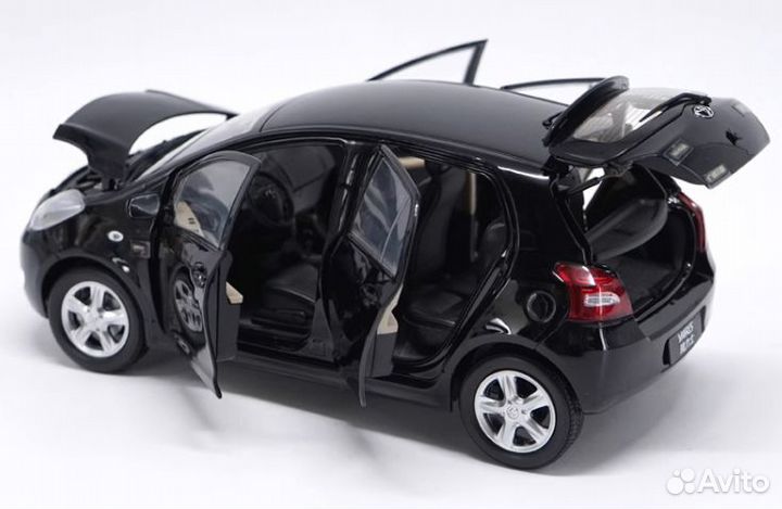 Дилерская модель Toyota Vitz (Yaris). 1:18