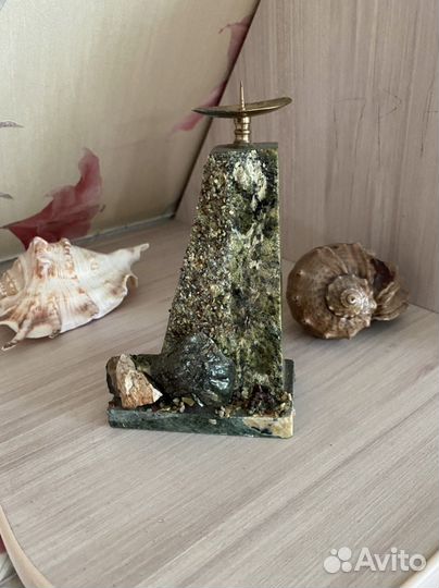 Подсвечник из змеевика с каменной крошкой