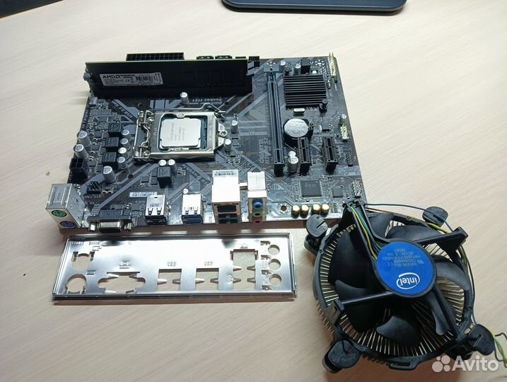 Материнская плата с процессором и памятью DDR4