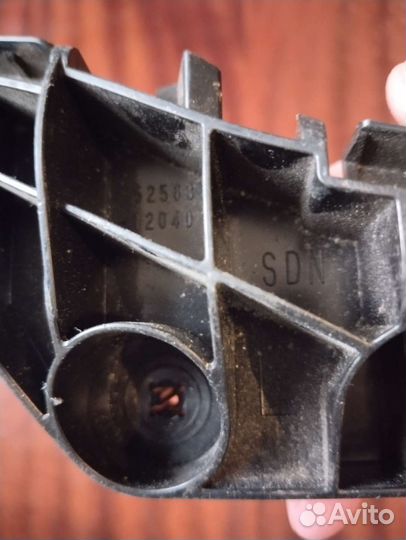 Крепление бампера левое Toyota Corolla Е150 заднее