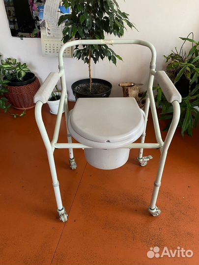Кресло для инвалидов(с санитарным оснащением)