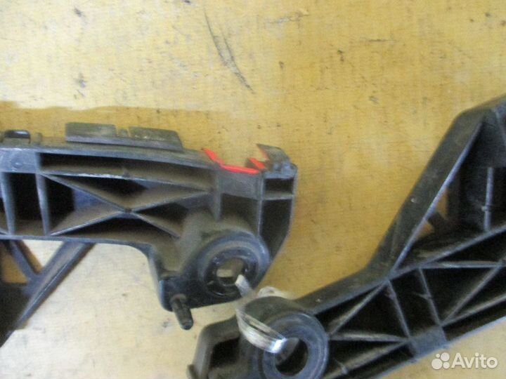 Кронштейн бампера передний Mazda 3 Axela blefw