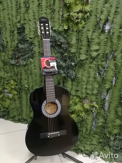 Гитара с комплектом запасных струн