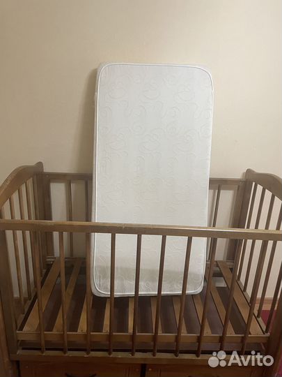 Детская кроватка с продольным маятником и ящиком