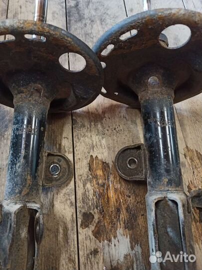 Передние стойки Тойота rav 4.в 40 кузове