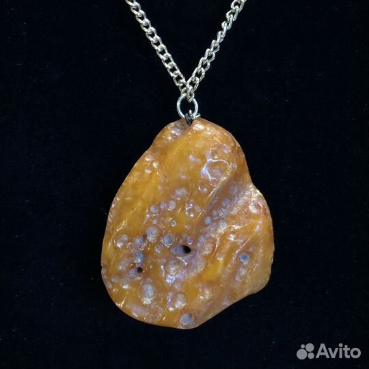 Крупный кулон из янтаря