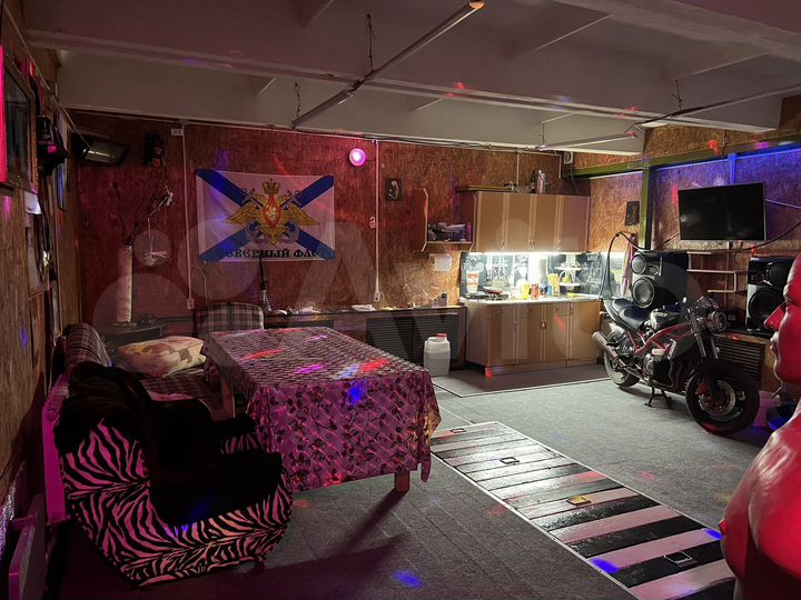 Гараж, > 30 м²