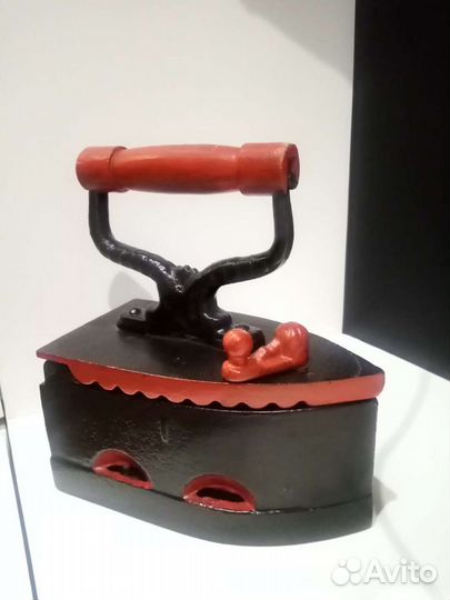 Старинный угольный утюг