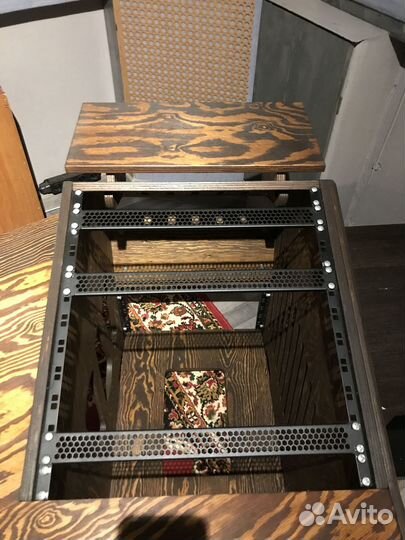 Стол для студии звукозаписи