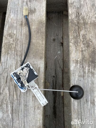 Датчик уровня топлива правый Volkswagen Touareg 7L