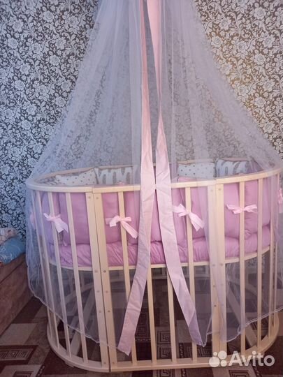 Детская кроватка с маятником