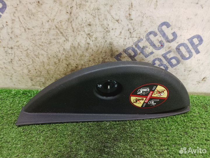 Накладка торпедо правая Renault Fluence седан 1.6