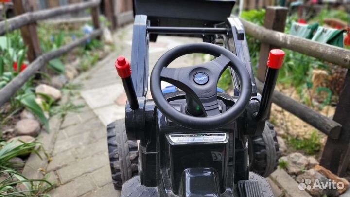 Электрический трактор на пульте