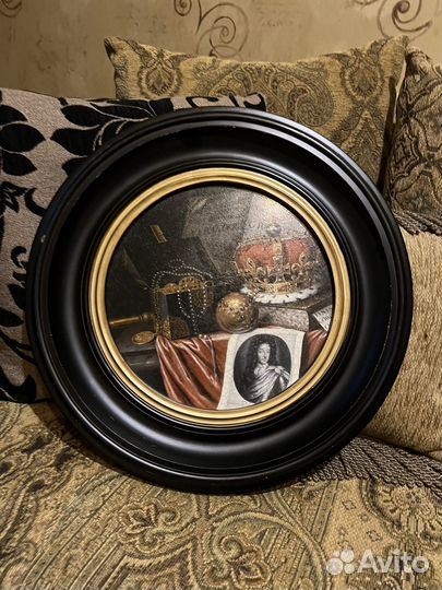 Картины в черных круглых рамах