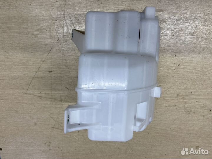 Бачок омывателя Toyota Camry 70