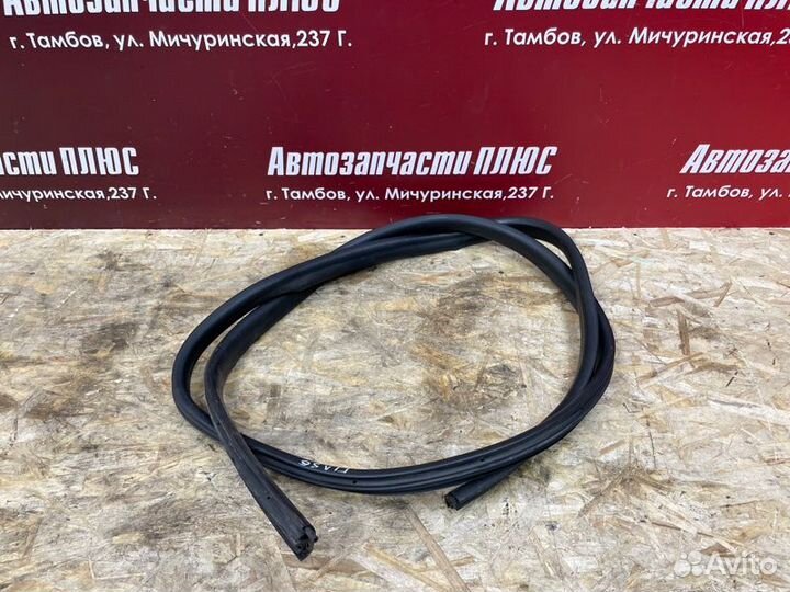 Уплотнитель двери передний левый Renault Duster