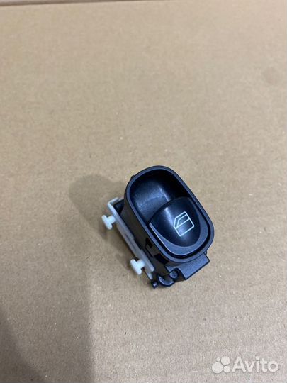 Кнопка стеклоподъемника Mercedes-Benz C-Class W203