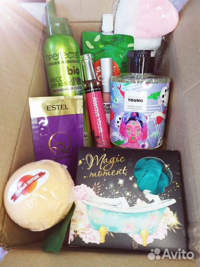 Набор косметики и духи пакетом