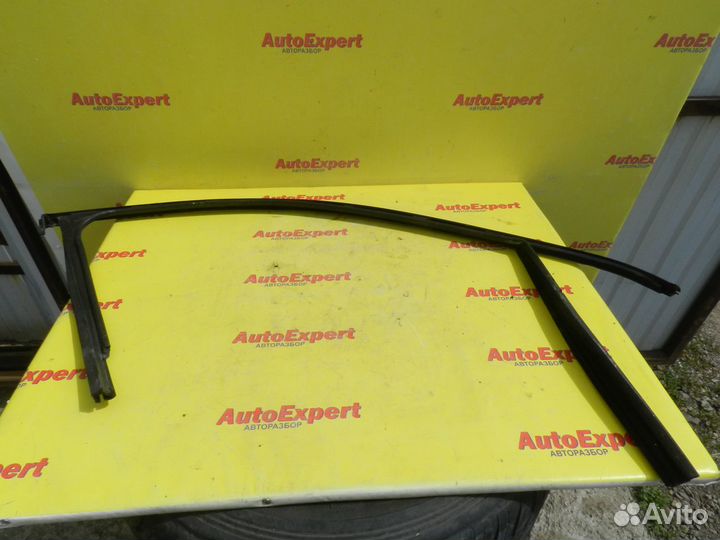 Уплотнитель стекла двери передней левой Passat B6s