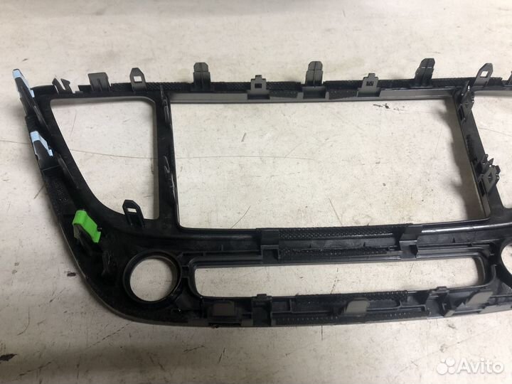 Рамка магнитолы Hyundai Solaris 2