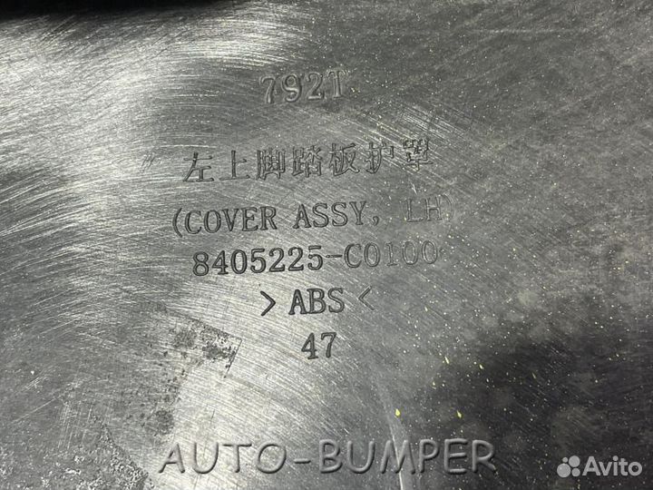 Dongfeng Кожух левой верхней подножки