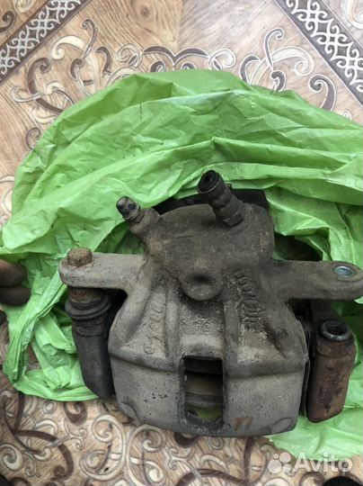 Суппорт передний правый на Весту, Ларгус, Альмера