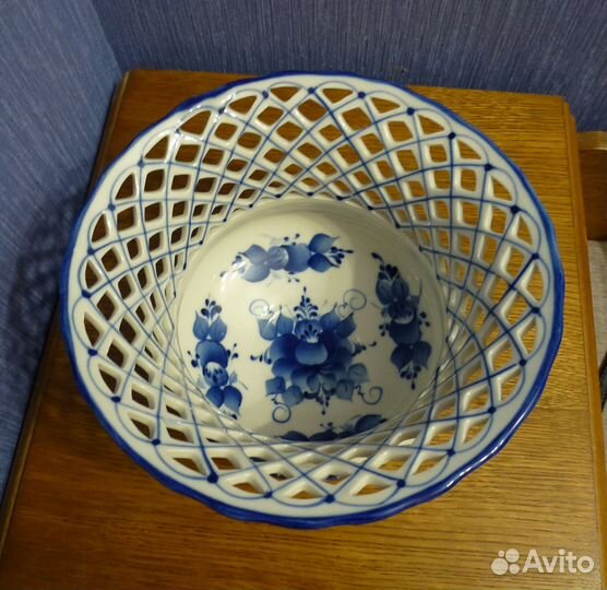 Гжель. Ваза для фруктов ажурная