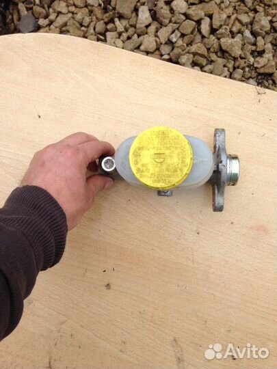 Главный тормозной цилиндр Nissan Almera N15