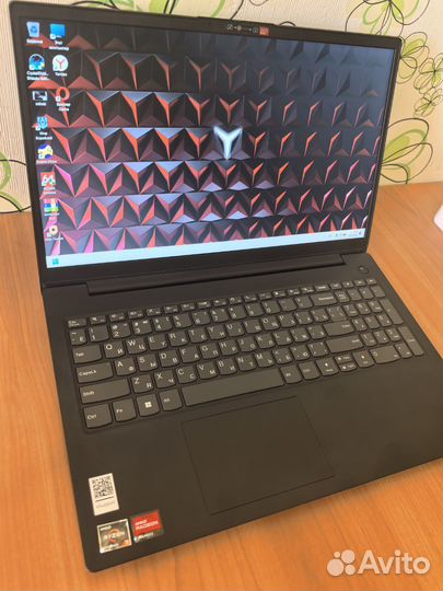 Lenovo V15\AMD Ryzen 3 5300U\8 DDR4\512 SSD