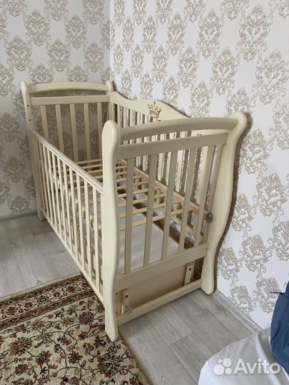 Детская кроватка с маятником и комодом
