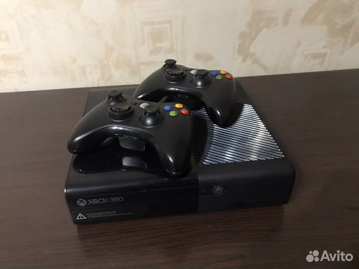 Xbox 360e 250gb Прошитая Freeboot + 2 геймпада