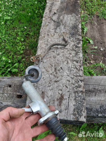 Главный цилиндр сцепления на Audi 100 C4