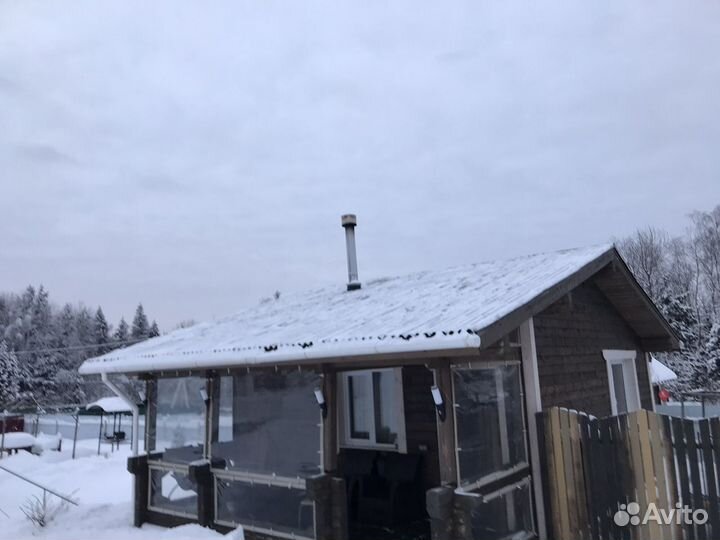 Чистка уборка снега с крыш, сбив льда сосулек