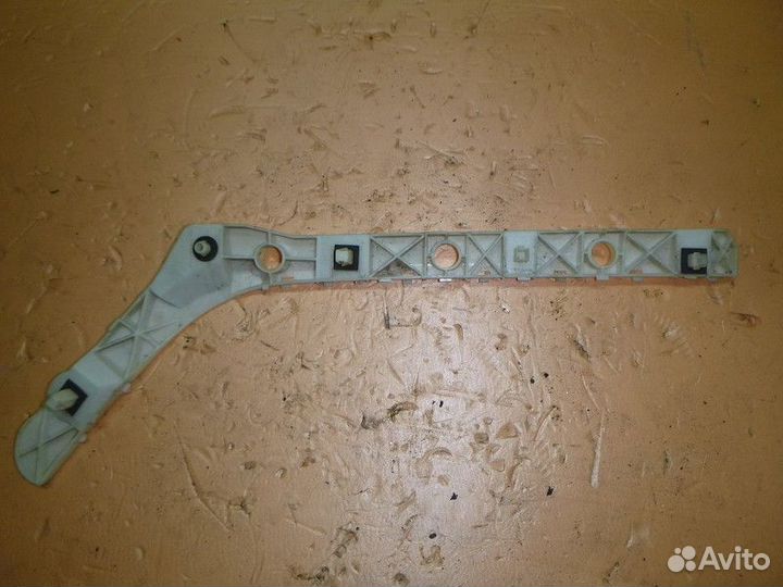 Направляющая заднего бампера правая nissan almera