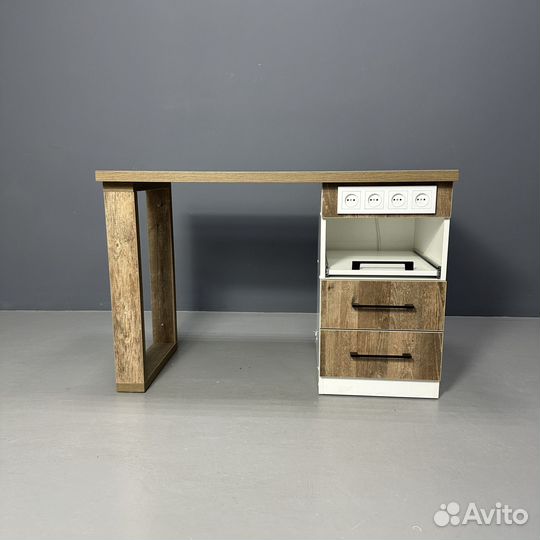 Маникюрный стол с ящиками и розетками