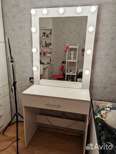 Косметический столик с зеркалом