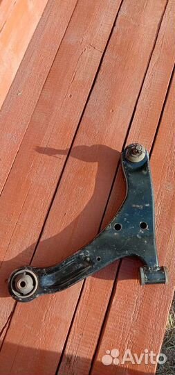 Передний левый рычаг Сузуки гранд Витара 2007г