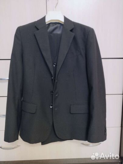Продам костюм школьный на мальчика тройка