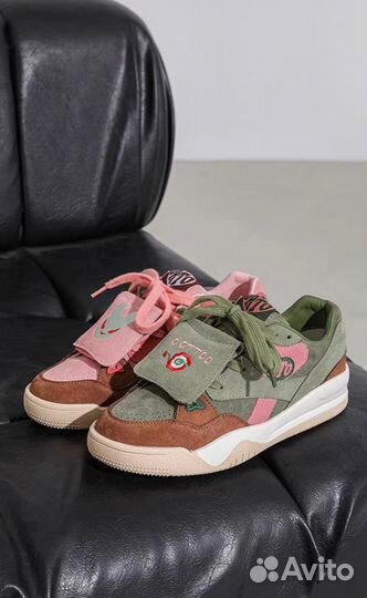 Кроссовки женские