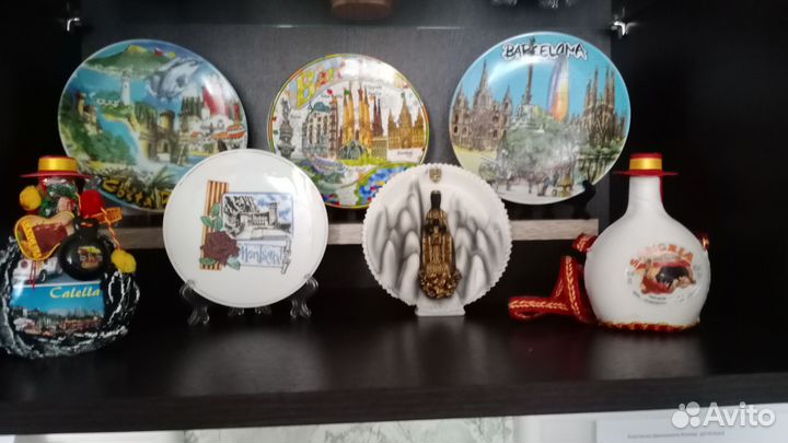 Сувениры из Барселоны: тарелочки и бутылочуи